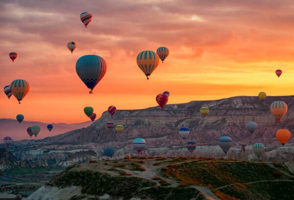 Balões sobre a Capadócia sob céu rosado, Turquia.