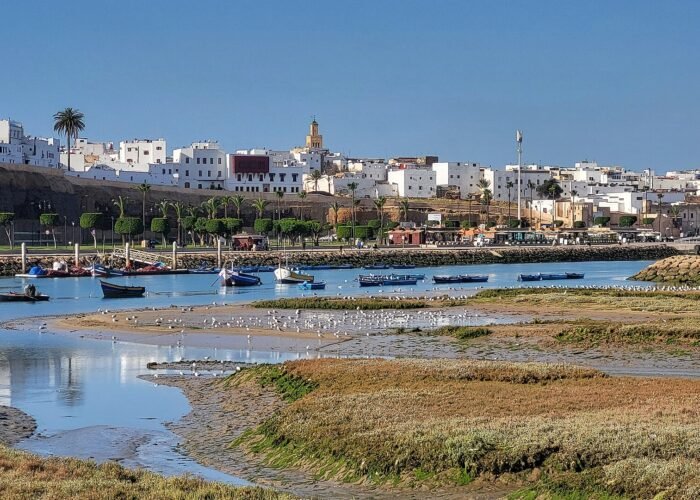 Rio Bou Regreg, barcos e casario de Rabat vistos de Salé, no Marrocos