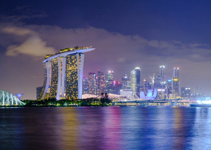 Panorama noturno de Marina Bay, com o Marina Bay Sands, o Singapore Flyer e o horizonte urbano de Singapura