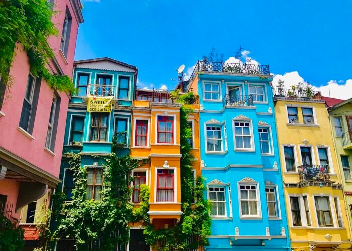 Fachadas coloridas e escadaria do bairro de Balat, em Istambul.