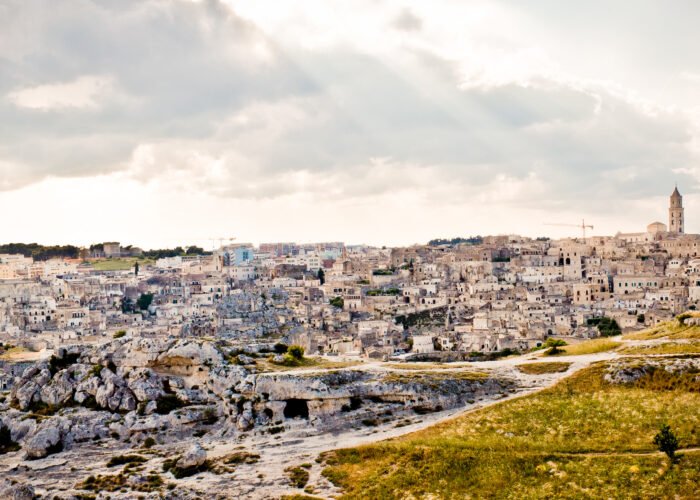 Panorama dos Sassi de Matera, na Basilicata, com a cidade histórica sobre o vale