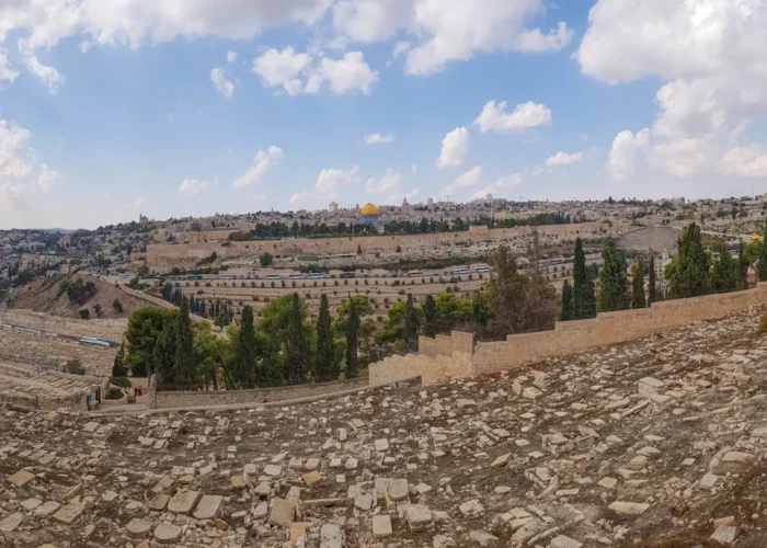 Panorama de Jerusalém visto do Monte das Oliveiras, com muralhas, edificações e cúpulas ao fundo.